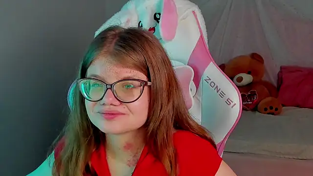 ChloeHalses online show from March 28, 5:01 pm