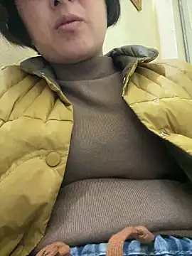 Snapshot of Anna-222 chatting on February 9, 2:43 pm Anna-222 online show from February 9, 2:43 pm