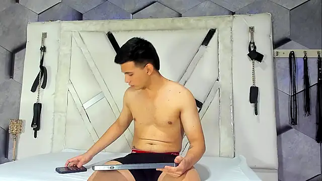 Snapshot of GoldenBoyM chatting on February 18, 2:40 am GoldenBoyM online show from February 18, 2:40 am