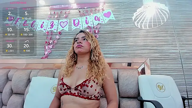 Snapshot of rossy_roose chatting on February 13, 7:21 pm rossy roose online show from February 13, 7:21 pm