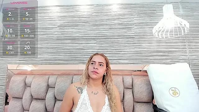 Snapshot of rossy_roose chatting on February 22, 7:01 pm rossy roose online show from February 22, 7:01 pm