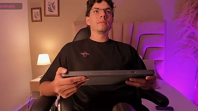 Snapshot of Axel_Creed chatting on February 20, 2:19 am Axel Creed online show from February 20, 2:19 am