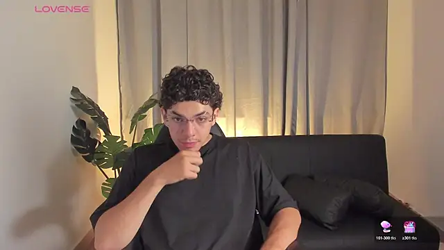 Snapshot of Axel_Creed chatting on February 21, 4:02 am Axel Creed online show from February 21, 4:02 am