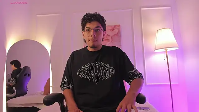 Snapshot of Axel_Creed chatting on February 22, 2:45 am Axel Creed online show from February 22, 2:45 am