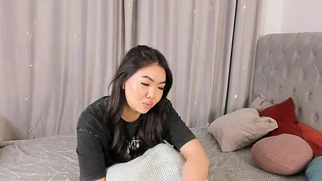 Snapshot of AraIkenberry chatting on March 1, 6:54 pm AraIkenberry online show from March 1, 6:54 pm