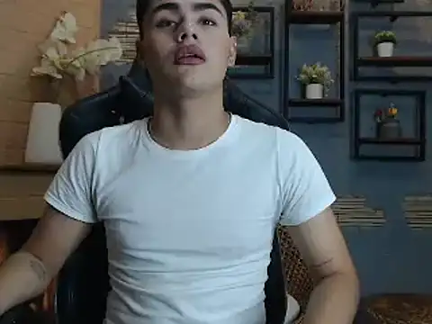 Snapshot of FemNoa chatting on February 17, 5:41 pm FemNoa online show from February 17, 5:41 pm