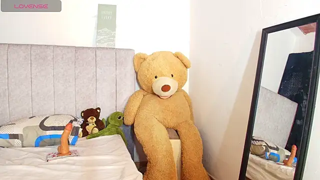 Snapshot of zeire_ chatting on April 15, 9:04 pm zeire online show from April 15, 9:04 pm