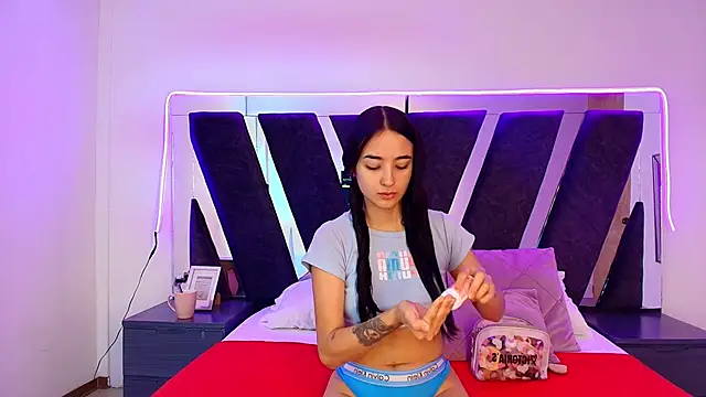 sophia love   online show from February 26, 2:05 pm