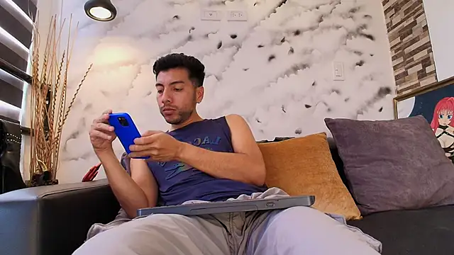 Snapshot of Max_Hornye chatting on February 19, 6:37 pm Max Hornye online show from February 19, 6:37 pm