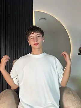 Snapshot of ARON_LUXX chatting on February 9, 3:10 am ARON LUXX online show from February 9, 3:10 am