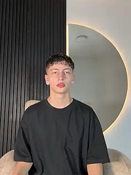 Snapshot of ARON_LUXX chatting on February 19, 3:02 am ARON LUXX online show from February 19, 3:02 am