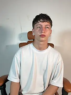 ARON LUXX online show from March 19, 11:20 pm