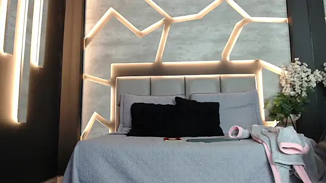 Snapshot of MiistressBlu chatting on March 2, 1:51 pm MiistressBlu online show from March 2, 1:51 pm