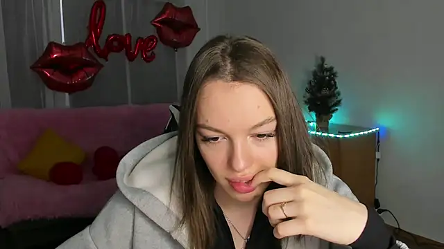 Snapshot of CandyGyrl chatting on February 18, 1:23 am CandyGyrl online show from February 18, 1:23 am