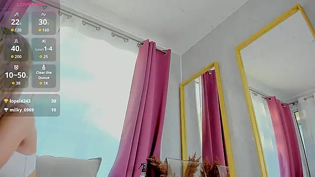 Snapshot of MeganKroft_ chatting on February 19, 6:31 am MeganKroft online show from February 19, 6:31 am