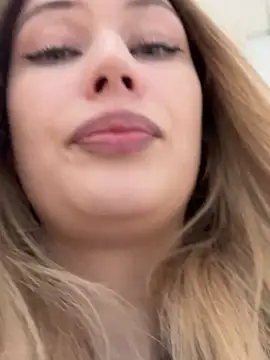 Snapshot of blonde_exe chatting on February 17, 3:29 pm blonde exe online show from February 17, 3:29 pm