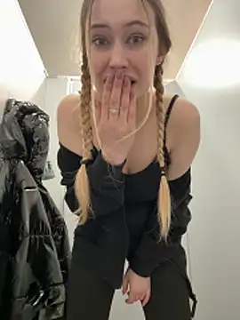 Snapshot of blonde_exe chatting on February 20, 2:28 pm blonde exe online show from February 20, 2:28 pm