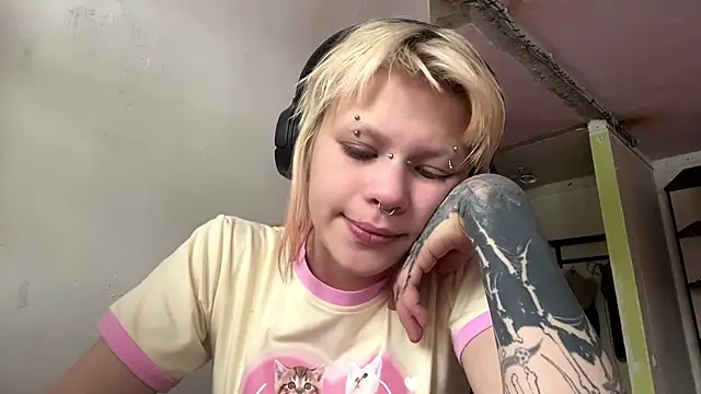 Snapshot of MeowMixer chatting on February 7, 9:13 am MeowMixer online show from February 7, 9:13 am