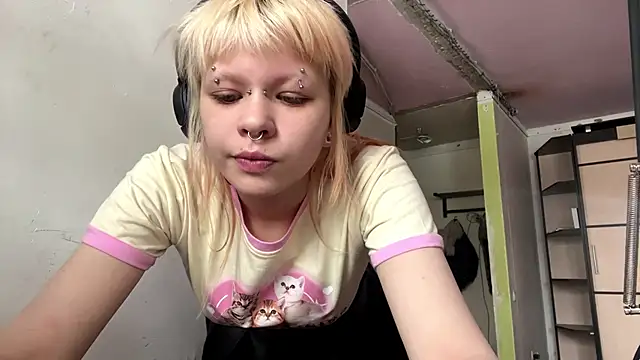 Snapshot of MeowMixer chatting on February 8, 9:13 am MeowMixer online show from February 8, 9:13 am