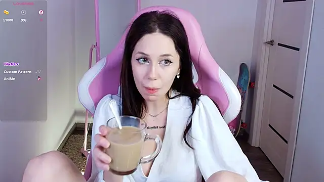 laylaura online show from February 26, 8:35 am