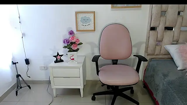 Snapshot of Aantoniaa_brown27 chatting on February 25, 2:27 pm Aantoniaa brown27 online show from February 25, 2:27 pm