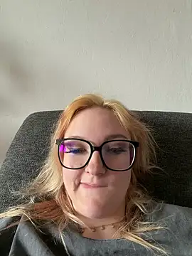 ViviLuu online show from April 27, 10:02 am