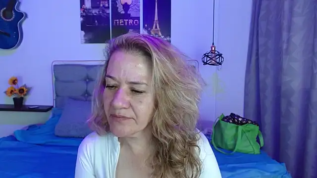 Snapshot of andreea_xx chatting on February 15, 1:41 pm andreea xx online show from February 15, 1:41 pm