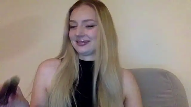 Snapshot of MayaWetDream chatting on February 15, 5:20 pm MayaWetDream online show from February 15, 5:20 pm