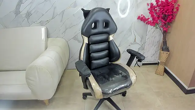 Snapshot of rox_luxury_tf chatting on February 7, 3:49 pm rox luxury tf online show from February 7, 3:49 pm