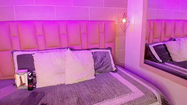 Naomi-Thompson online show from March 1, 8:22 pm