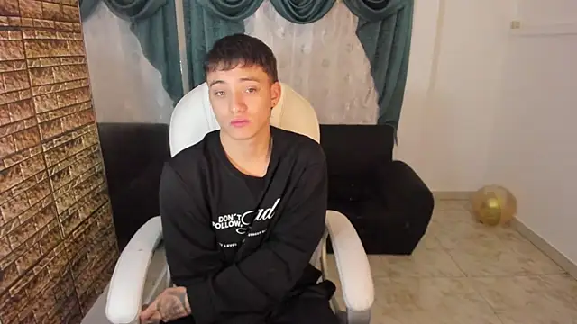 Snapshot of Wesleey-Boy chatting on February 13, 7:32 pm Wesleey-Boy online show from February 13, 7:32 pm