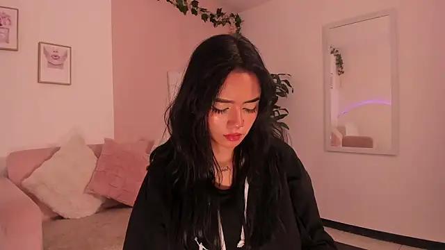 Mila jenner online show from February 19, 1:18 pm