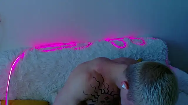 Snapshot of SterlingNoir chatting on February 7, 11:03 am SterlingNoir online show from February 7, 11:03 am