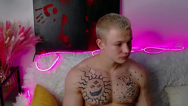 Snapshot of SterlingNoir chatting on February 9, 8:51 am SterlingNoir online show from February 9, 8:51 am