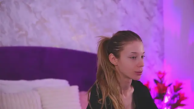 Snapshot of EllinaNuria chatting on February 18, 4:19 am EllinaNuria online show from February 18, 4:19 am