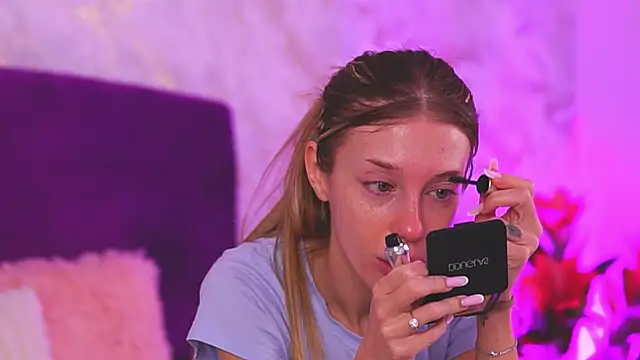 Snapshot of EllinaNuria chatting on February 24, 4:32 am EllinaNuria online show from February 24, 4:32 am