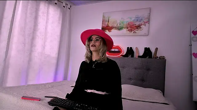 Snapshot of Sharlott_3 chatting on February 12, 12:55 pm Sharlott 3 online show from February 12, 12:55 pm