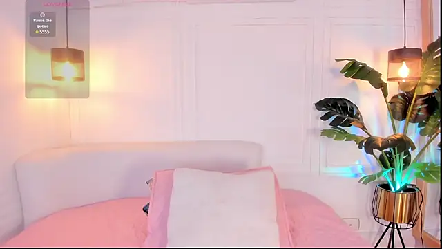 Nicole Whittee online show from April 13, 8:14 pm