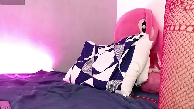 Snapshot of sweet_angel_med chatting on February 17, 4:53 am sweet angel med online show from February 17, 4:53 am