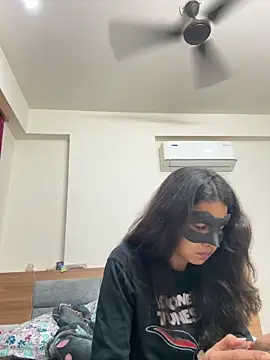 raavigirl online show from April 3, 8:40 pm