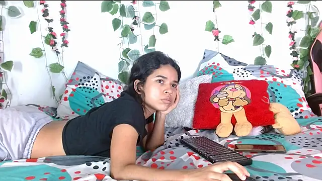 Snapshot of karolsweetvagi chatting on July 25, 7:44 pm karolsweetvagi online show from July 25, 7:44 pm
