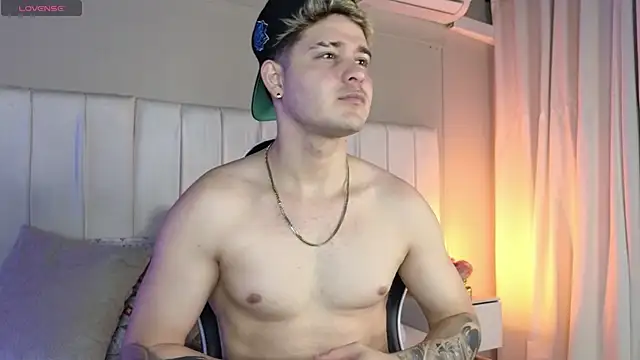 Snapshot of rayan_linxx chatting on February 10, 7:18 pm rayan linxx online show from February 10, 7:18 pm