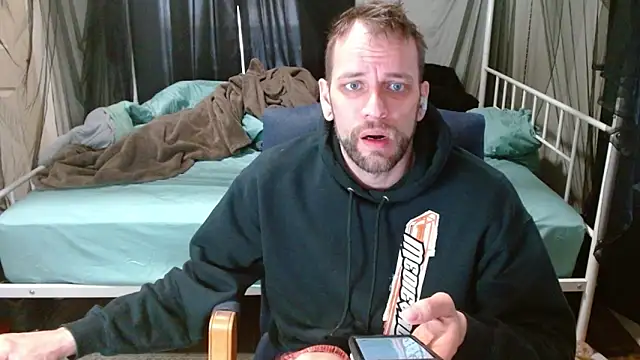 Snapshot of cguffey2284 chatting on February 20, 7:14 pm cguffey2284 online show from February 20, 7:14 pm