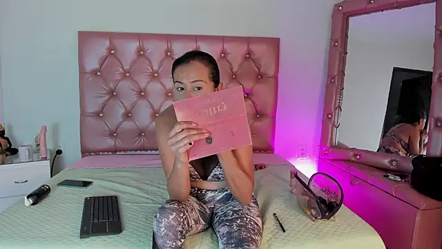 Snapshot of Ashtart_1 chatting on February 16, 2:18 am Ashtart 1 online show from February 16, 2:18 am