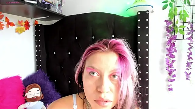 Snapshot of Midory_6 chatting on February 16, 6:48 pm Midory 6 online show from February 16, 6:48 pm