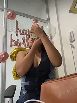 Snapshot of Emily_Harpeer chatting on February 16, 11:39 am Emily Harpeer online show from February 16, 11:39 am