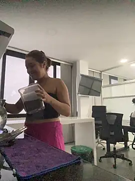 Snapshot of Emily_Harpeer chatting on February 22, 11:31 am Emily Harpeer online show from February 22, 11:31 am