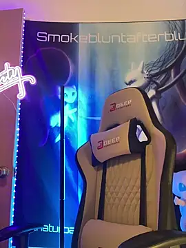 Snapshot of Smokebluntafterblunt chatting on February 24, 12:47 pm Smokebluntafterblunt online show from February 24, 12:47 pm