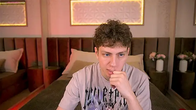 Snapshot of StefanBev chatting on February 19, 7:32 pm StefanBev online show from February 19, 7:32 pm