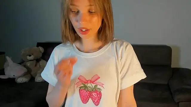 Snapshot of Kiracute18 chatting on June 14, 6:43 pm Kiracute18 online show from June 14, 6:43 pm